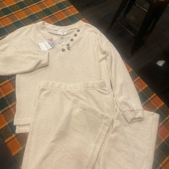 Chanell matching lounge set - Picture 3 of 4